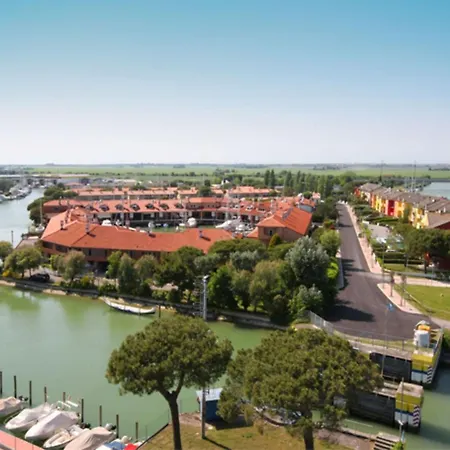 Modern Poolside With Balcony Apartman Caorle